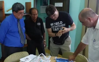 Dr. Stein explains proper use of the MadaJet to Dr. Fragas while colleagues Ramon Suarez and Jose Viladoms look on.