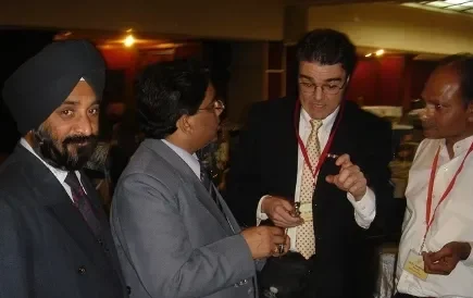 Dr. Stein explains use of the MadaJet for no-needle anesthesia to Indian colleagues in Amritsar.